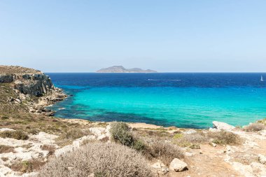 Kırmızı Koyun Güzel Sahneleri (Cala Rossa), Favignana Adası, Trapani ili, Sicilya, İtalya.