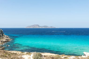Kırmızı Koyun Güzel Sahneleri (Cala Rossa), Favignana Adası, Trapani ili, Sicilya, İtalya.