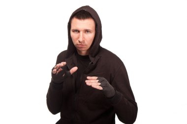 genç adam bir hoodie daimi bir mücadele duruş