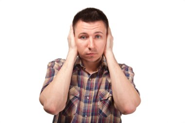 kapalı kulakları ile ekose gömlekli adam