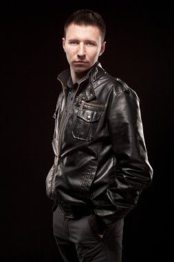 siyah arka plan üzerine çekici seksi adam