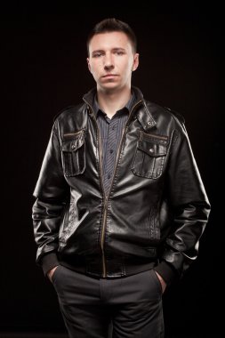 siyah arka plan üzerine çekici seksi adam