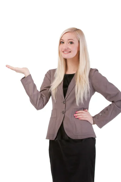 Geschäftsfrau steht lächelnd und hält ihre Hand, die etwas dünn zeigt — Stockfoto