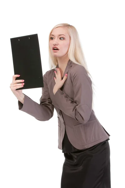 Chockad affärskvinna tittar på papperet — Stockfoto