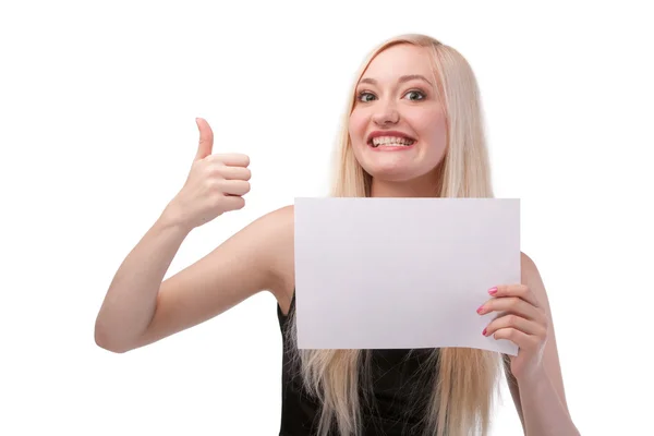 Mujer sonriente sosteniendo tarjeta en blanco . —  Fotos de Stock