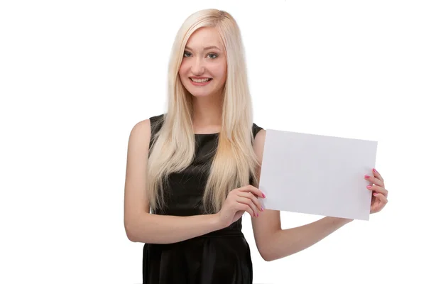 Mujer sonriente sosteniendo tarjeta en blanco . — Foto de Stock