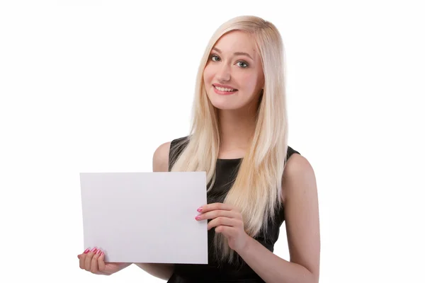 Mujer sonriente sosteniendo tarjeta en blanco . Imagen de archivo