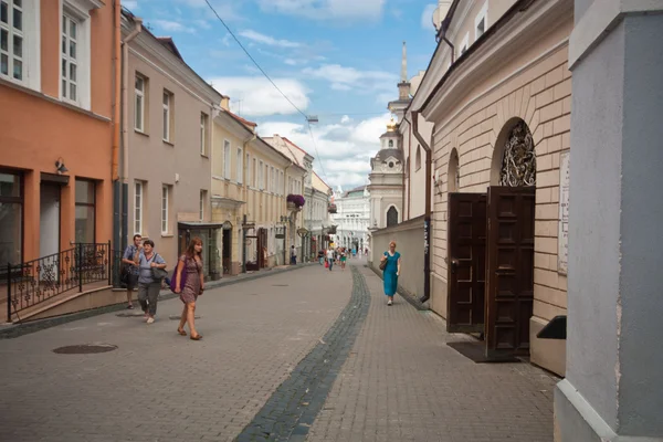 VILNIUS, LITUANIA, 10 DE AGOSTO: Hermosas casas en la calle en el casco antiguo de Vilna, Lituania Agosto 2013 —  Fotos de Stock