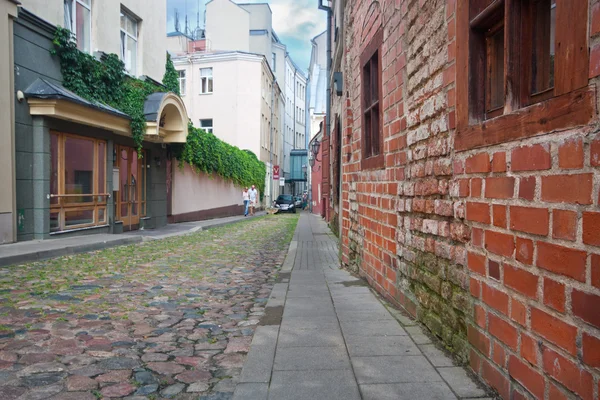 VILNIUS, LITUANIA, 10 DE AGOSTO: Hermosas casas en la calle en el casco antiguo de Vilna, Lituania Agosto 2013 —  Fotos de Stock