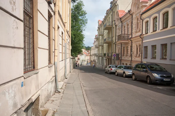 VILNIUS, LITHUANIA, AUGUST 10: Beautiful houses in the street in old town of Vilnius, Lithuania August 2013 — Stock Photo, Image