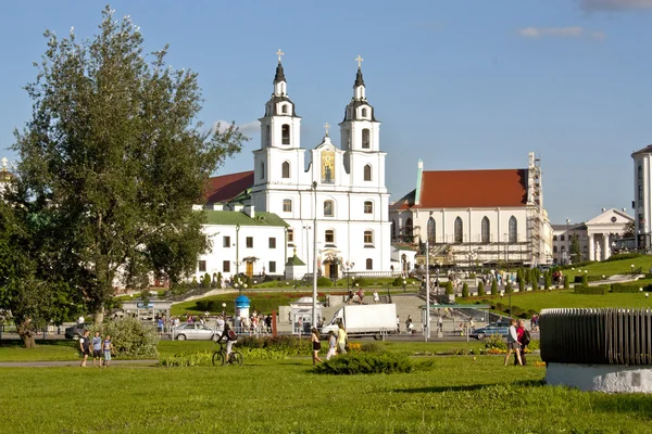 Katedrála svatého ducha v Minsku, Bělorusko pohled na historické centrum a pravoslavná církev — Stock fotografie