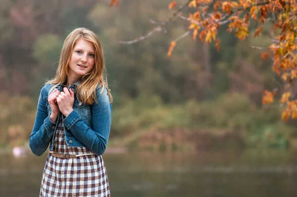 Ritratto di una bella ragazza con lentiggini nel parco — Foto Stock