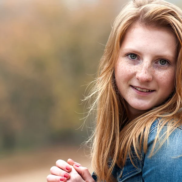 Ritratto di bella ragazza con lentiggini, primo piano — Foto Stock