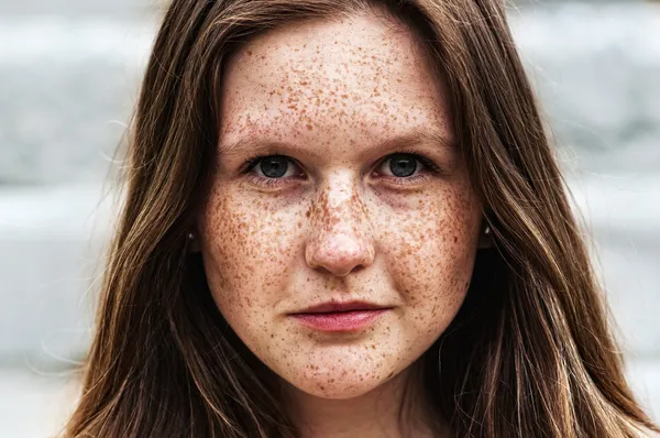 Retrato de una hermosa chica con pecas, primer plano — Foto de Stock