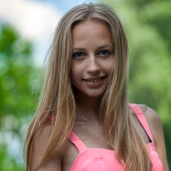 Porträtt av en vacker blond tjej, närbild — Stockfoto