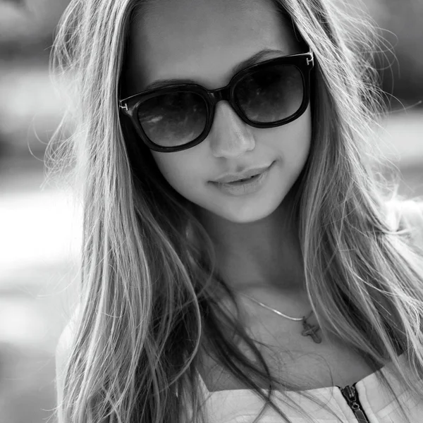 Black and white portrait of a beautiful girl with glasses — Stock Photo, Image