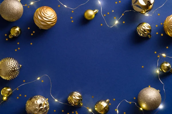 황금빛 배경에 페티가 크리스마스 프레임 크리스마스 컨셉트 성탄절 템플릿 디자인 — 스톡 사진