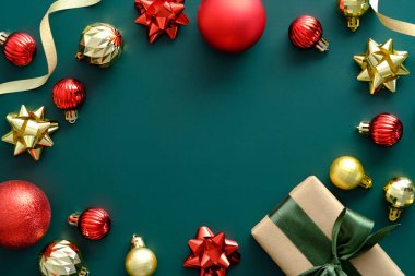 Kırmızı ve altın topları olan klasik yeşil Noel arkaplanı. Noel bayramı kutlaması, kış, yeni yıl konsepti. Noel afişi modeli, tebrik kartı şablonu