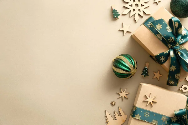Vintage Weihnachtshintergrund Mit Grünen Kugeln Holzdekorationen Geschenkschachteln Verpackt Bastelpapier Vorlage — Stockfoto