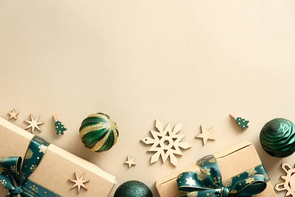 Weihnachten Natürliche Holzdekorationen Grüne Kugeln Geschenke Eingewickeltes Bastelpapier Auf Pastellbeigem — Stockfoto