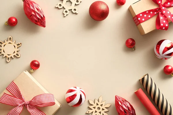 赤いリボン お祝いの木製の装飾 ベージュの赤いボールとクラフト紙の贈り物とエレガントなヴィンテージのクリスマスの背景 フラットレイアウト トップビュー コピースペース レトロなスタイルのクリスマスバナーデザイン — ストック写真