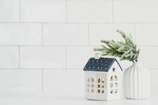 Návrh Vánočních Přání Malý Keramický Domek Váza Jedlovou Větví Bílém — Stock fotografie