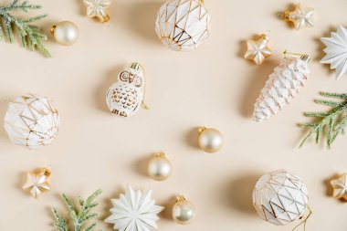 Pastel bej arka planda klasik Noel süslemeleri. Düz yerde, üst tarafta. Noel kartı. Hygge, rahat, İskandinav tarzı.