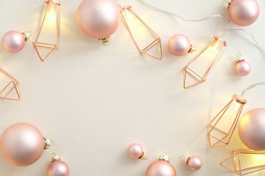 Modern Noel Işık Çelengi ve beyaz arka planda pembe Noel topları. Mutlu Noeller ve mutlu yıllar tebrik kartı tasarımı, afiş modeli.