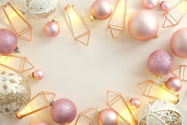 Elegantní Vánoční Kompozice Ploché Ležely Růžové Vánoční Koule Světlé Věnce — Stock fotografie
