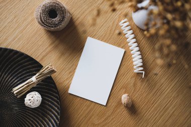 Sonbahar düğün davetiyesi modeli. Boş kağıt kart, kurutulmuş keten vazo, kurdele, tabak, sonbahar süslemeleri....