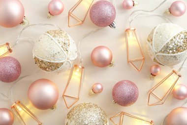 Zarif bir Noel balosu süsü ve beyaz arka planda hafif bir çelenk. Düz yerde, üst tarafta. Boho tarzı Noel kompozisyonu.