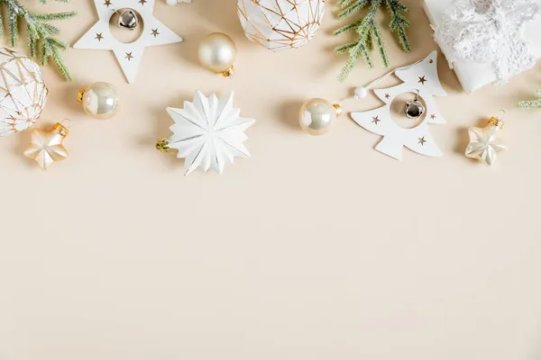 Karácsonyi Bézs Háttér Stílusos Dekorációk Labdák Csillagok Ajándék Doboz Boho — Stock Fotó