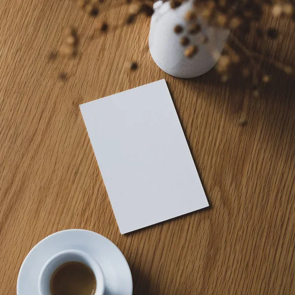 Blanco Uitnodigingskaart Kopje Koffie Vaas Gedroogd Vlas Houten Tafel Café — Stockfoto