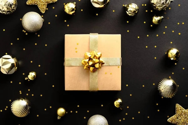 Weihnachtsgeschenk Mit Goldenen Kugeln Und Sternendekoration Auf Dunkelschwarzem Hintergrund Flache — Stockfoto