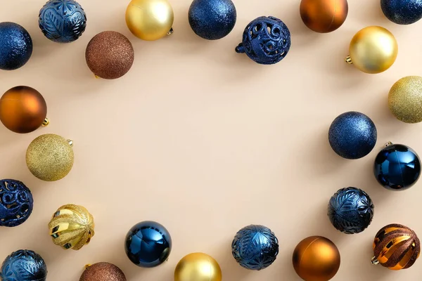 Різдвяний Декор Бежевому Фоні Копіювальним Простором Блакитні Золоті Бронзові Кольори — стокове фото