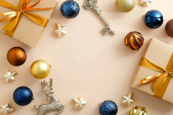 Vánoční Kompozice Vánoční Ozdoby Dekorace Dárky Zlatý Jelen Klíč Pastelově — Stock fotografie