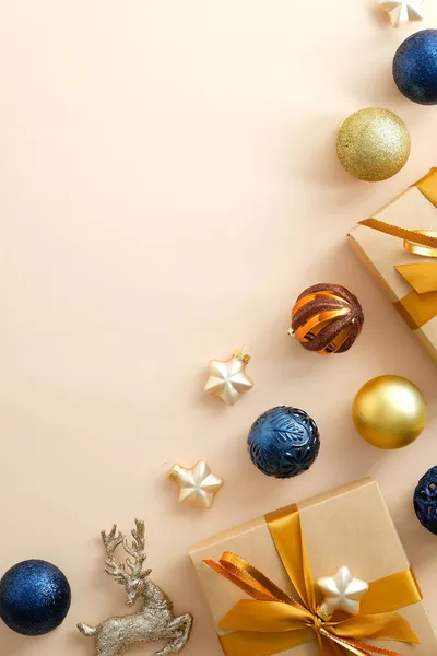 Veselé Vánoce Vertikální Pozadí Zlaté Modré Bronzové Cetky Dárkové Krabice — Stock fotografie