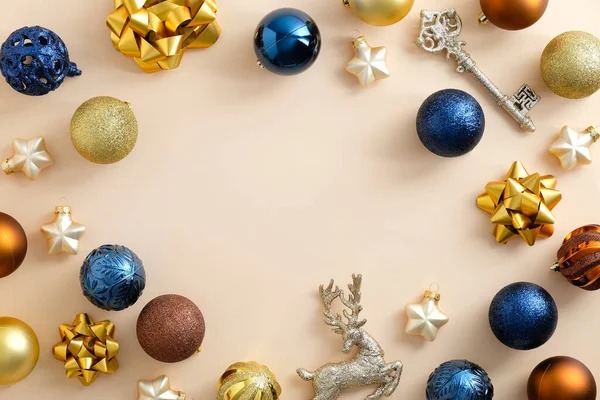 Vánoční Pozadí Elegantní Kompozice Modré Zlaté Hnědé Ozdoby Ozdoby Pastelově — Stock fotografie