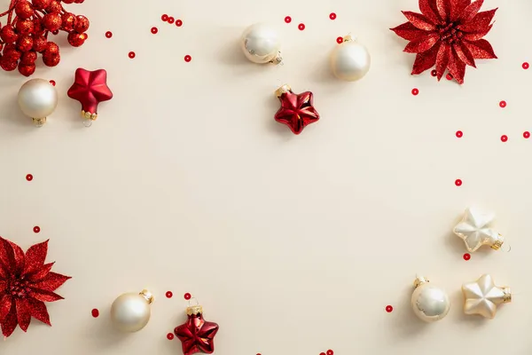 クリスマスカードのデザイン ベージュの背景に赤いクリスマスの装飾やボール フラットレイアウト トップビュー コピースペースとXmasバナーモックアップ — ストック写真