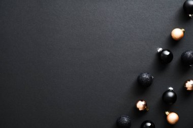 Siyah arka planda noel süslerinden yapılmış çerçeve sınırı. Düz konum, üst görünüm, kopyalama alanı. Mutlu noel kartı tasarımı, Mutlu yıllar kartpostal şablonu
