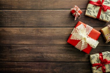 Noel ağacı arka planı ve farklı hediye kutuları. Düz konum, üst görünüm, kopyalama alanı. Eski, eski tarz.