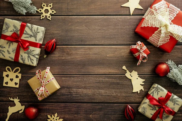 ギフトボックス 木製の装飾 赤い泡とモミの枝とヴィンテージクリスマスの木製の背景 年賀状テンプレート クリスマスバナーデザイン — ストック写真