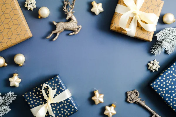 Blauer Weihnachtshintergrund Mit Weihnachtsschmuck Geschenkschachteln Kugeln Sternen Flache Lage Draufsicht — Stockfoto