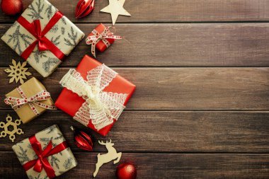 Kırmızı ve el işi kağıt Noel hediye kutuları ahşap masada. Düz konum, üst görünüm, kopyalama alanı. Noel kartı şablonu.