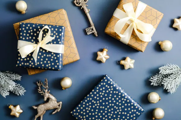 Vintage Weihnachtsgeschenke Und Ornamente Auf Blauem Hintergrund Flache Lage Draufsicht — Stockfoto
