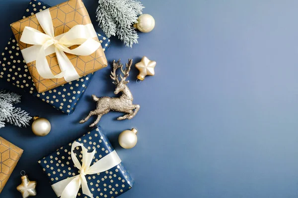 Elegante Weihnachtskarten Attrappe Flach Lagen Weihnachtsgeschenke Tannenzweige Dekorationen Auf Blauem — Stockfoto