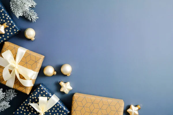 Eleganter Blauer Weihnachtshintergrund Mit Geschenkboxen Tannenzweigen Kugeln Sternen Flache Lage — Stockfoto