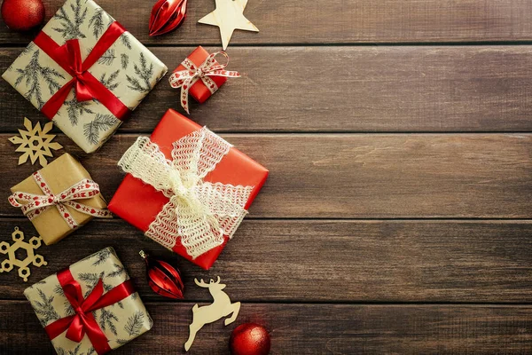 Rote Und Bastelpapier Weihnachtsgeschenkschachteln Auf Dem Holztisch Flache Lage Draufsicht — Stockfoto