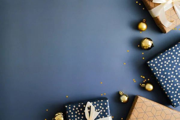 Dunkelblauer Weihnachtshintergrund Mit Geschenkschachteln Und Goldkugeln Flache Lage Draufsicht Kopierraum — Stockfoto