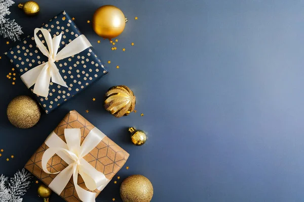 ギフトボックスと金の泡とダークブルーのクリスマスの背景 フラットレイアウト トップビュー コピースペース メリークリスマスとハッピーニューイヤーグリーティングカードのデザイン — ストック写真